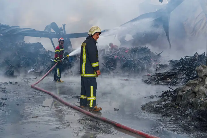 آتش‌سوزی مهیب انبار ۷۰۰۰ متری ضایعات در مشهد؛ آتش‌نشانان در خط مقدم نبرد با شعله‌ها
