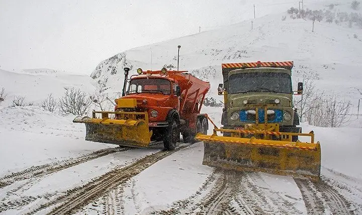 هشدار مدیرکل راهداری سمنان نسبت به لغزندگی جاده‌ها در پی بارش برف