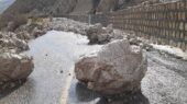 ریزش سنگ و خرابی جاده سیاهو؛ نیسان بار گوجه واژگون شد!