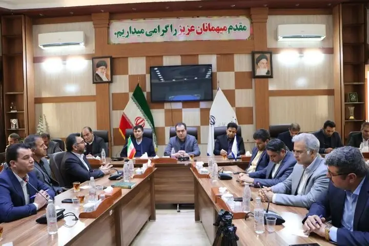 معموری تأکید کرد: دستگاه‌های دولتی خراسان شمالی باید به کسب‌وکارهای محلی اولویت دهند!