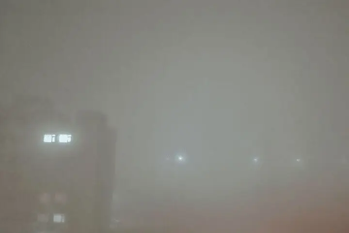 مه غلیظ محور اراک-خمین را در تاریکی مطلق فرو برد؛ رانندگان مراقب باشند!