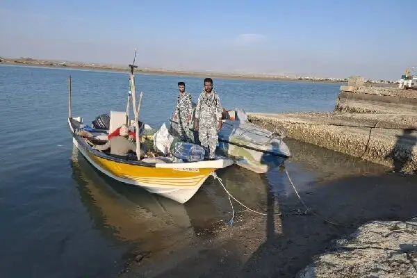 توقیف قایق ترال ۸۵ اسب بخار در آب‌های شرق جاسک؛ دستگیری ۳ صیاد غیرمجاز در عملیاتی جنجالی!