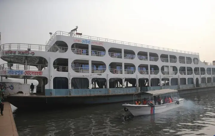 مه غلیظ در رودخانه بنگلادش؛ برخورد خونین کشتی با ۴ کشته و کابین‌های گرفتار!