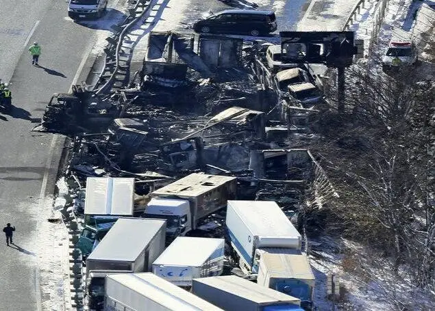 تصادف هولناک ۵۰ خودرو در توکیو؛ شعله‌های آتش ۷ ساعت شعله‌ور ماند!