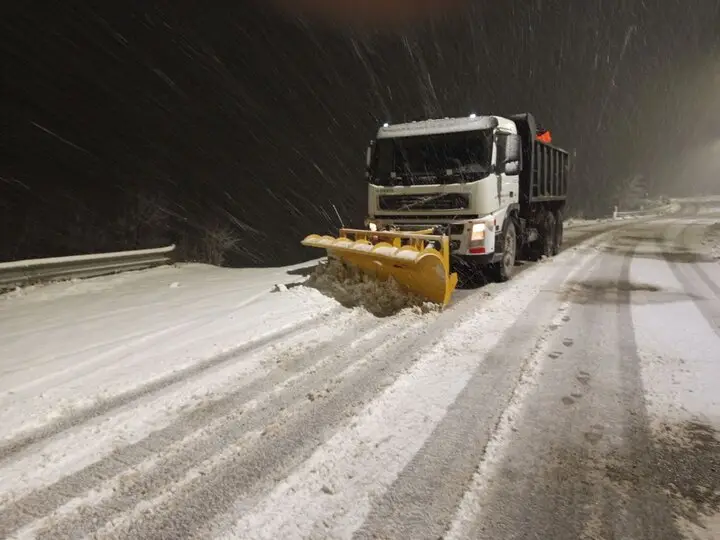برف روبی شبانه‌روزی در آذربایجان غربی؛ تلاش بی‌وقفه برای باز نگه داشتن مسیرها