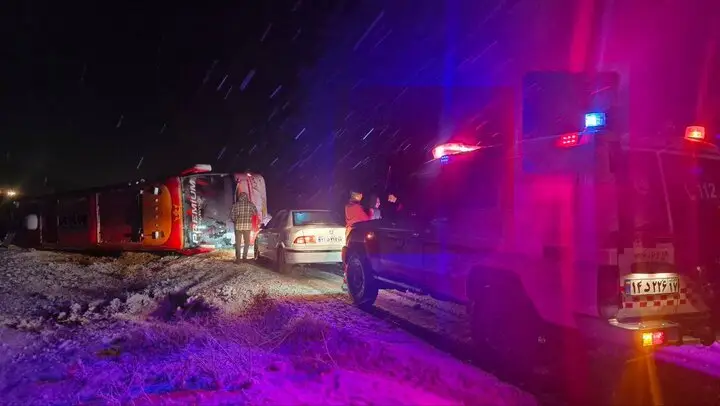واژگونی هولناک اتوبوس در محور ارومیه-مهاباد؛ ۱۸ نفر گرفتار حادثه شدند!