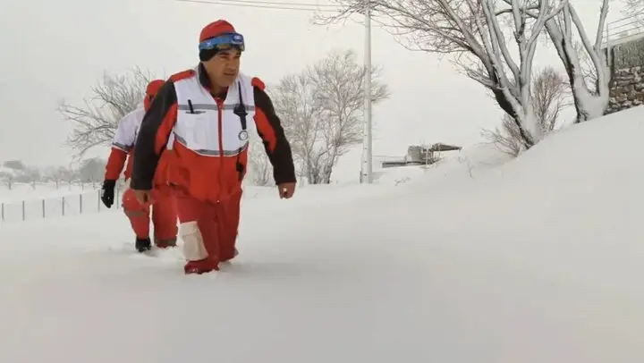 گرفتار شدن ۱۴ نفر در برف سردشت؛ عملیات امداد در شرایط سخت آغاز شد