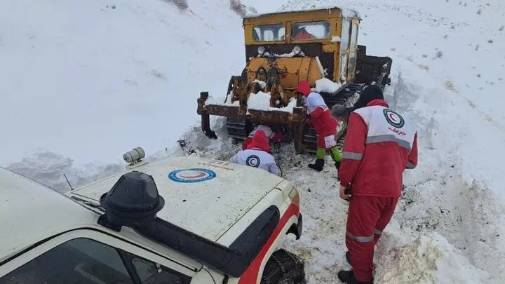 نجات معجزه‌آسا خودروهای گرفتار در کولاک سهمگین محور چایپاره؛ عملیات امدادرسانی به پایان رسید