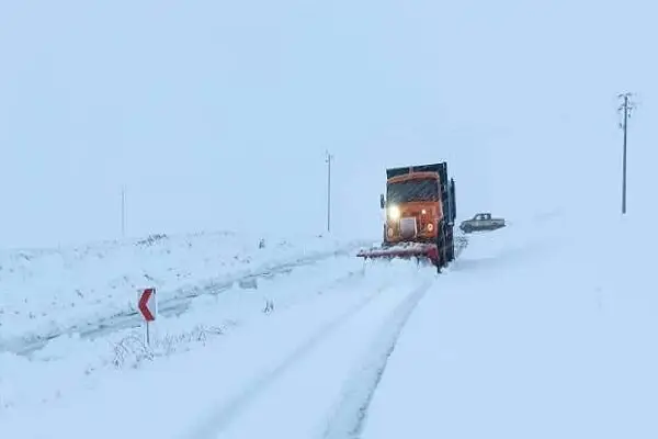 برفروبی و نمک‌پاشی محور ازوار-ورکان در بخش برزک کاشان