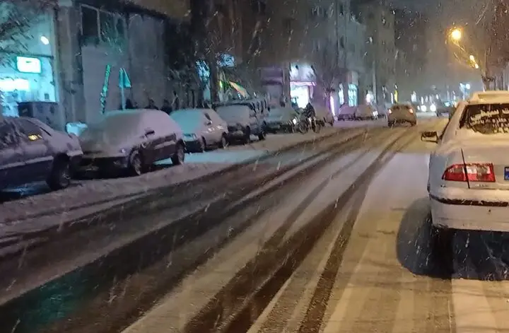 گرفتار شدن چندین خودرو در برف شهرستان اسکو