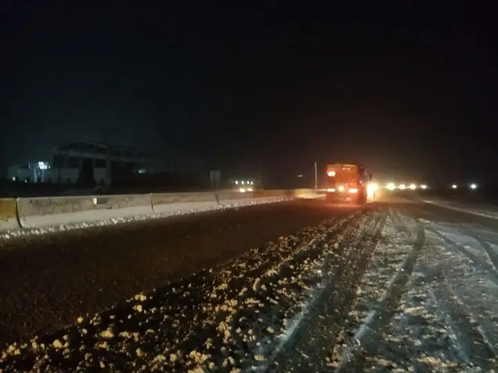 انجام عملیات برف روبی و نمک پاشی محورهای مواصلاتی شرق استان سمنان