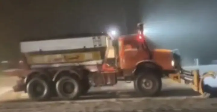 برف‌روبی و نمک پاشی در محورهای مواصلاتی استان سمنان