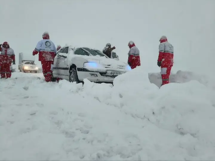 ۷۸۰ خودرو گرفتار در برف جاده های آذربایجان‌غربی امدادرسانی شدند