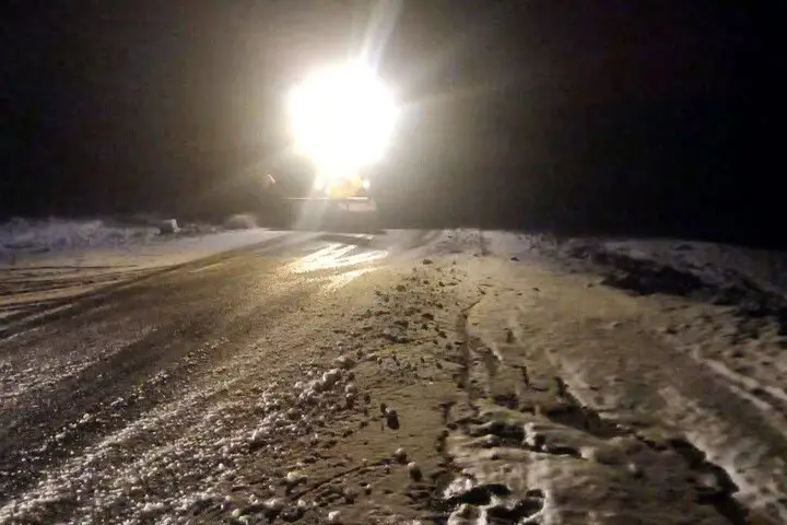 امدادرسانی به خودروهای گرفتار در برف محورهای روانسر