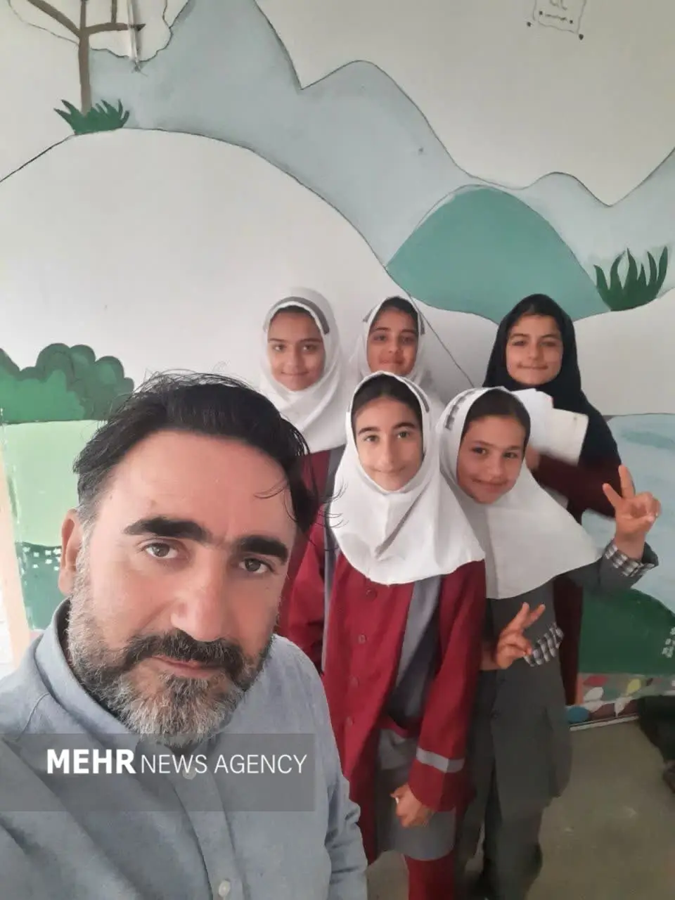 سفر روزانه ۳۰۰ کیلومتریِ یک معلم!