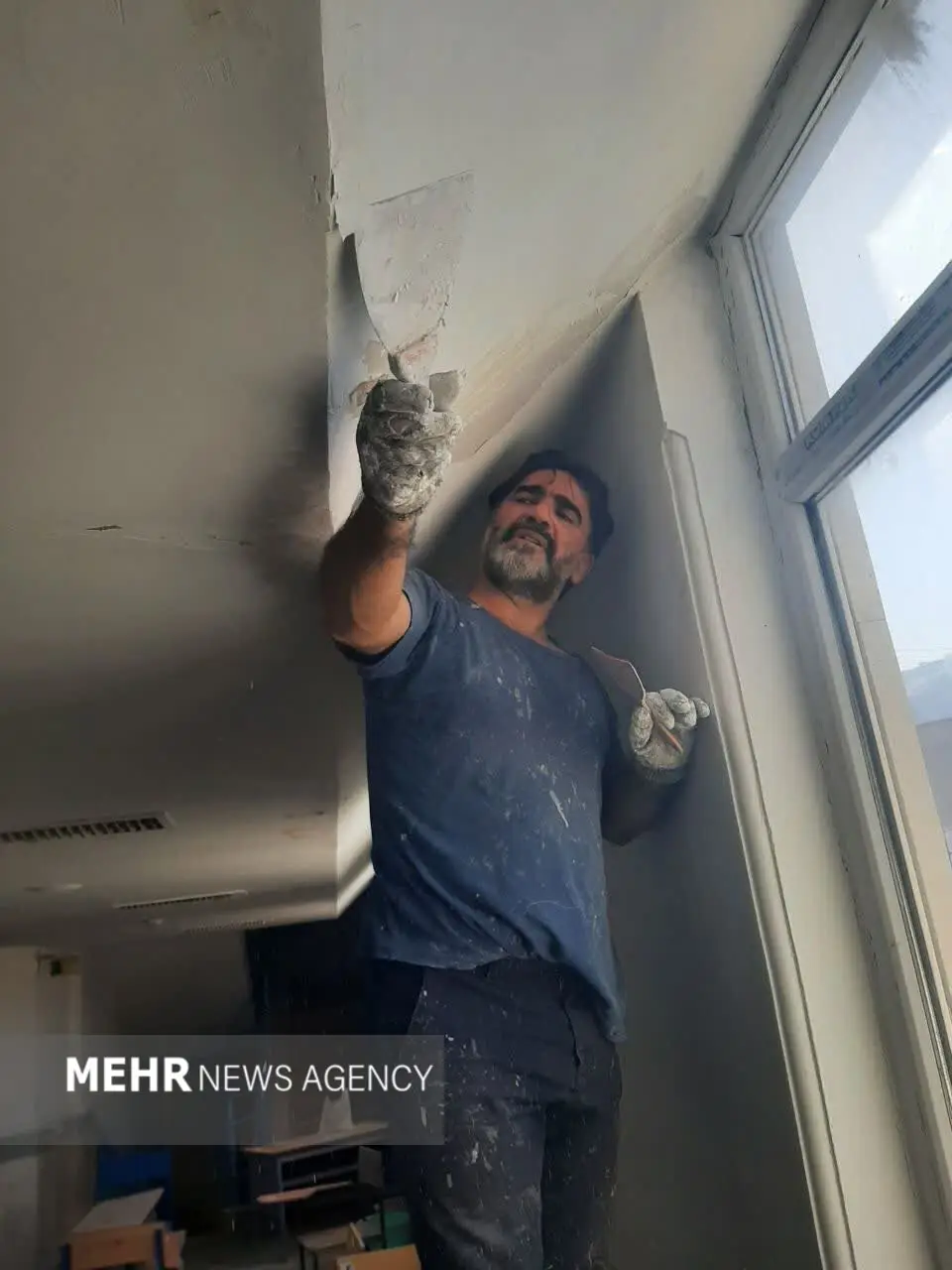 سفر روزانه ۳۰۰ کیلومتریِ یک معلم!