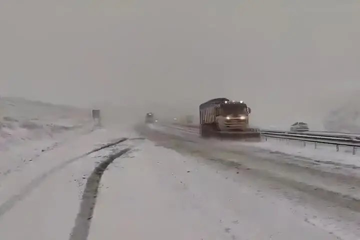 بارش برف و کولاک در محور چناران به سمت قوچان