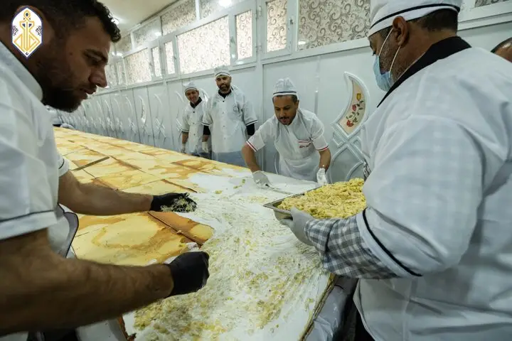 پخت کیک ۲۰۰ متری و گل آرایی حرم کاظمین به مناسبت ولادت امام جواد(ع)