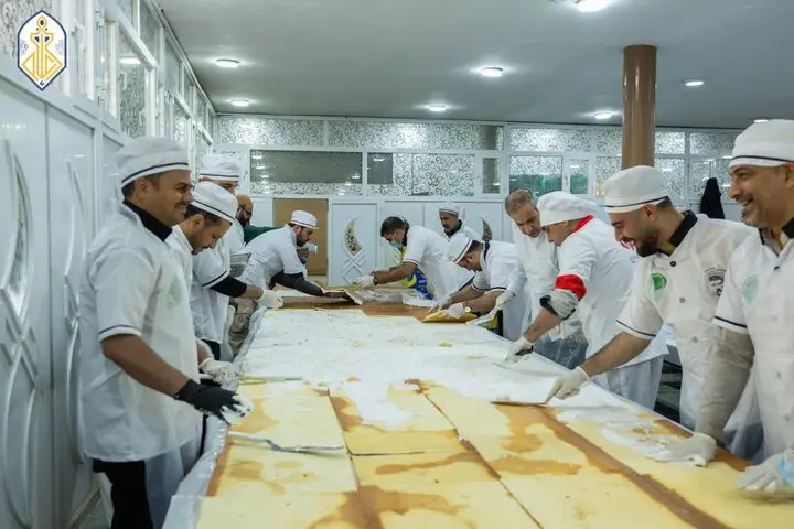 پخت کیک ۲۰۰ متری و گل آرایی حرم کاظمین به مناسبت ولادت امام جواد(ع)
