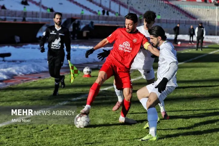 جاده لغزنده بود و تراکتور به مقصد نرسید/ امتیاز شیرین برای قوی انزلی
