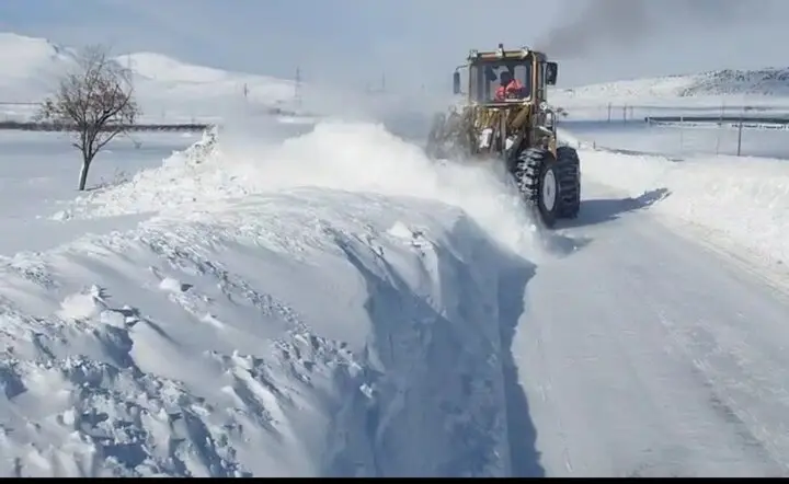 برفروبی محدوده زرینه اوباتو و محور دیواندره- سقز توسط راهداران
