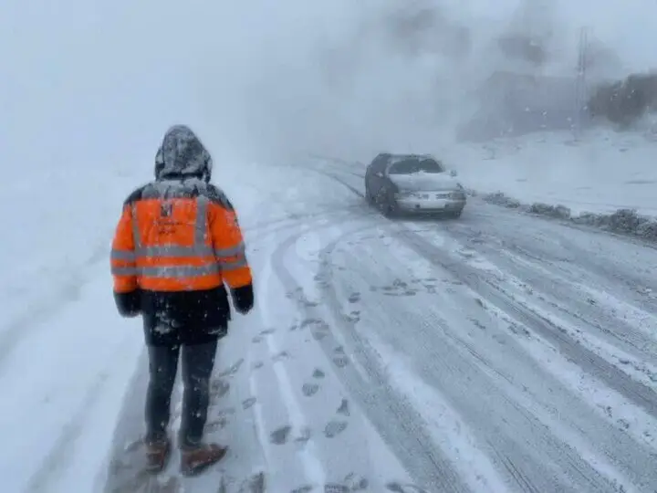 تردد در گردنه‌های چری و شاه منصوری فقط با زنجیرچرخ امکان‌پذیر است