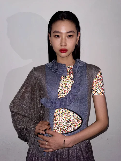 پیراهن نقرهای هو یون جونگ