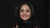 نرگس محمدی با کلاه ترندی و استایل خاص در پشت‌صحنه نمایش؛ چرا همه نگاه‌ها به او جلب شد؟