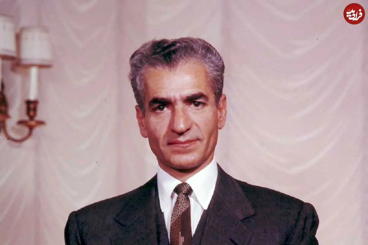 لحظه‌ای نادر از شاه ایران پس از جدایی؛ محمدرضا پهلوی در حال مرور خاطرات سال 1337!