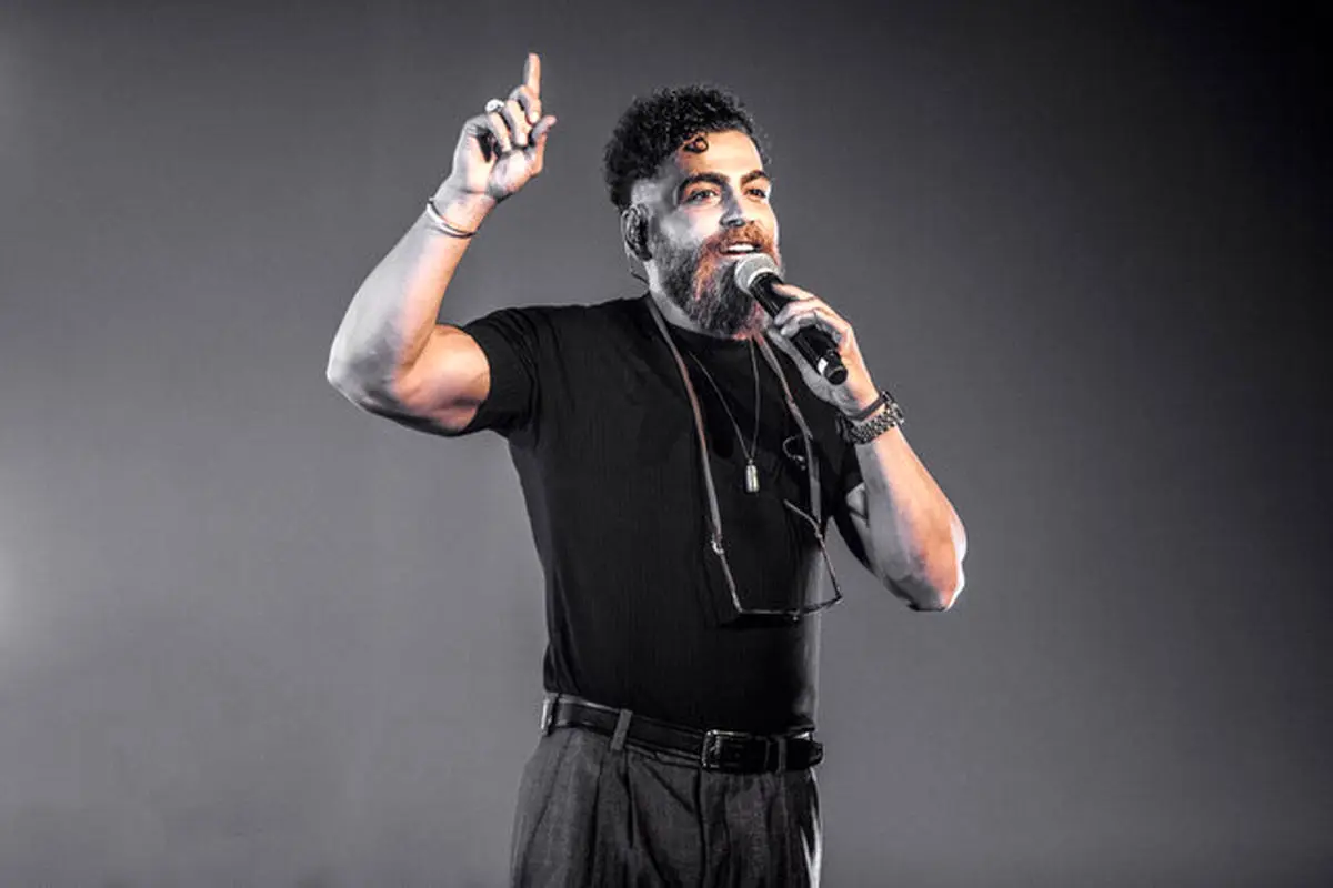 دلى معین زندی در کنسرتش چه حرف‌های جنجالی زد؟ ویدئویی که همه را شوکه کرد!