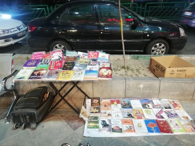 آمادگی شهرداری برای ساماندهی دستفروشان کتاب خیابان انقلاب؛ پایان هرج‌ومرج بازار کتاب؟