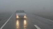 مه غلیظ و لغزندگی جاده‌های اراک-قم؛ هشدار جدی برای رانندگان در محورهای کوهستانی