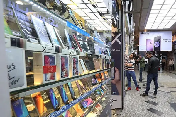 گزارش میدانی از اعتراضات پراکنده جمعی از موبایل فروشان حوالی ظهر امروز 