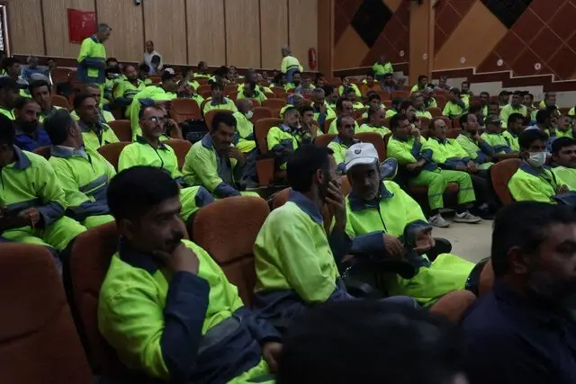 تهران دست به ابتکار زد؛ جایگزینی فرچه برف‌پاک‌کن به جای نمک‌پاشی و افزایش حقوق پاکبانان در ۱۴۰۲