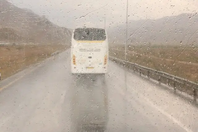بارش برف و باران در ۱۸ محور فارس؛ راه‌ها همچنان باز و تردد روان است!