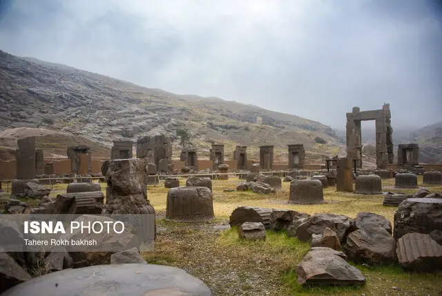 بارش‌های شدید اخیر تخت جمشید و نقش رستم را در امان نگه داشت؛ مرمت ایوان قدمگاه آغاز می‌شود