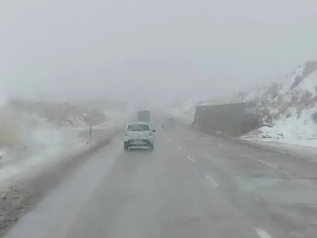 بارش برف و باران در ۳۴ محور فارس؛ جاده‌ها لغزنده و خطرناک شدند!