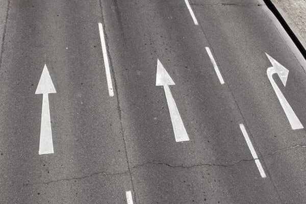 خط‌کشی ۷۵۰ کیلومتر راه‌های فرعی قم؛ قدمی بزرگ در امنیت جاده‌ای که نباید از دست برود!