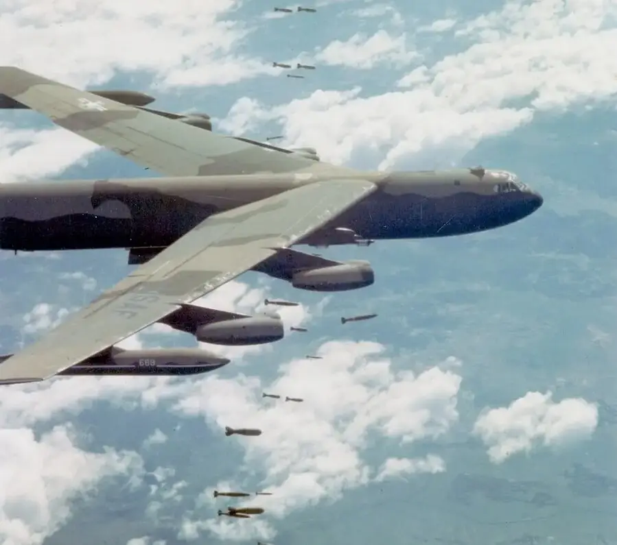 H-۲۰ چین یا B-۵۲ آمریکا؟ / کدام بمب‌افکن دست بالا را دارد