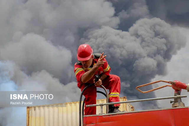 آتش‌سوزی مهیب انبار پالت چوب در شاهدیه یزد با تلاش ۱۴ آتش‌نشان مهار شد