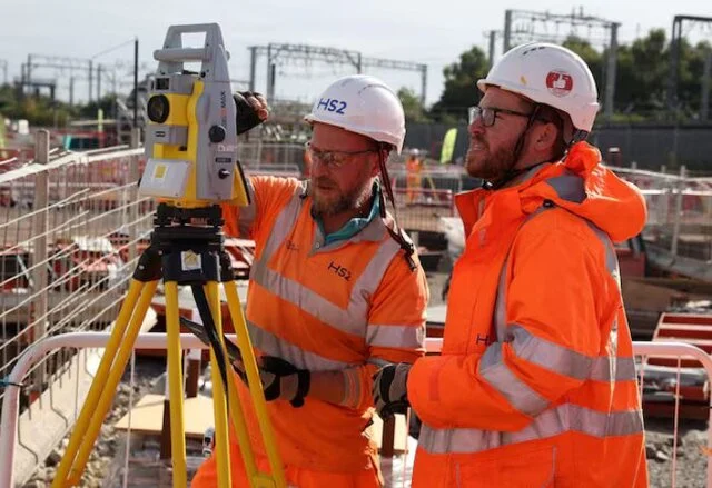 اقتصاد انگلیس در شوکی ناگهانی کوچک‌تر شد؛ کاهش تولید وسایل نقلیه عامل اصلی؟