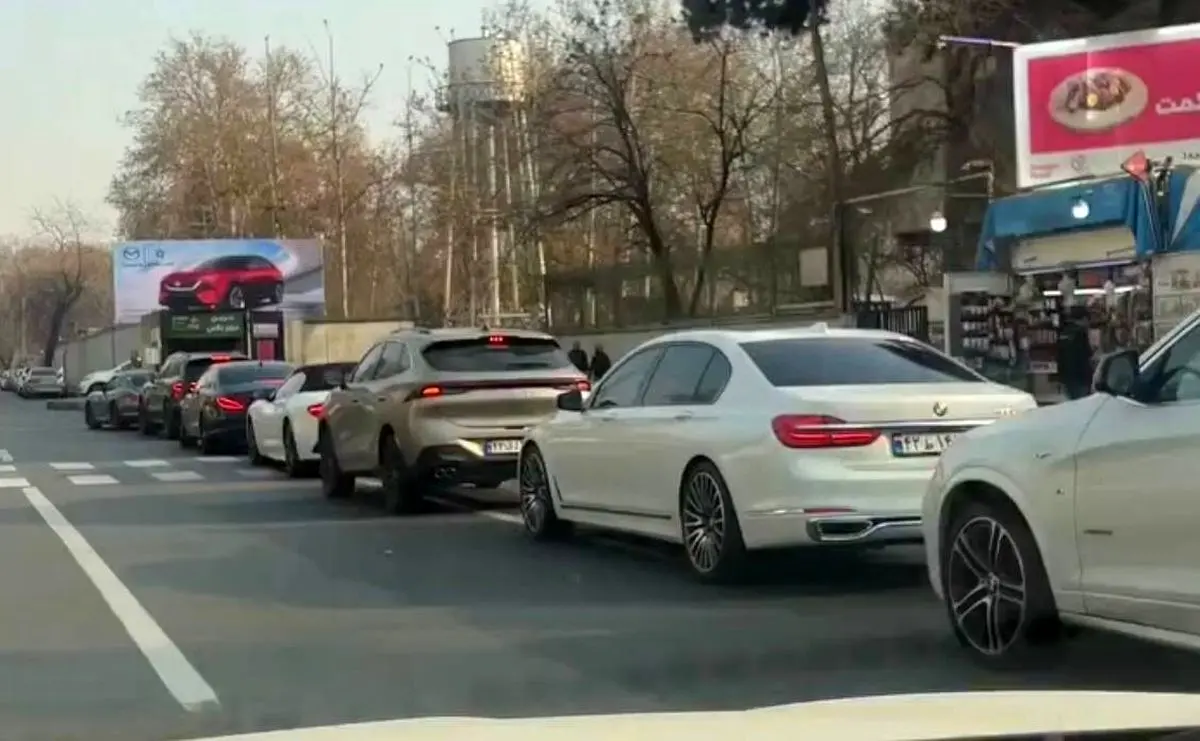 صف شگفت‌انگیز خودروهای لوکس برای بنزین ۸۰ هزار تومانی؛ چرا این قیمت سرسام‌آور؟