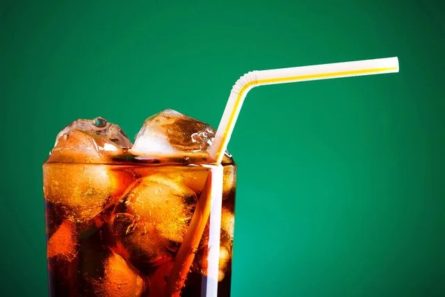 شوک بزرگ به طرفداران نوشابه‌های گازدار: تهوع با این نوشیدنی‌ها از بین نمی‌رود!