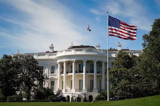 کاخ سفید ورود هواداران ایران و ۳ کشور دیگر به آمریکا را به‌دلیل امنیتی ممنوع کرد!