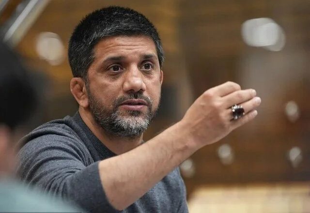 دبیر فاش کرد؛ سقف سالن ۱۲ هزار نفری آب می‌داد و تماشاگران قهرمانان را بی‌وقفه تشویق کردند!