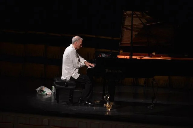 کنسرت پیانویی که با شوخی‌های شنیدنی فضای تالار را گرم کرد!