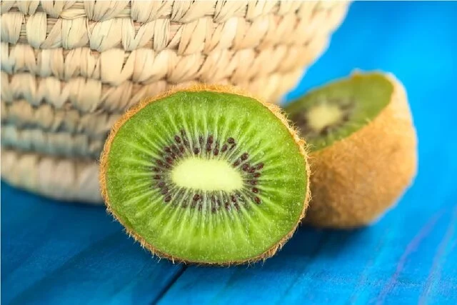 میوهای که موجب افزایش ویتامین C پوست میشود