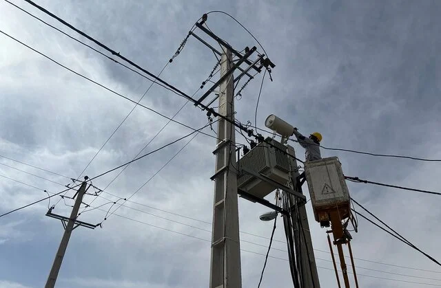 اورهال فوری ۳۵ ترانسفورماتور معیوب برق شوشتر برای جلوگیری از خاموشی‌های ناخواسته