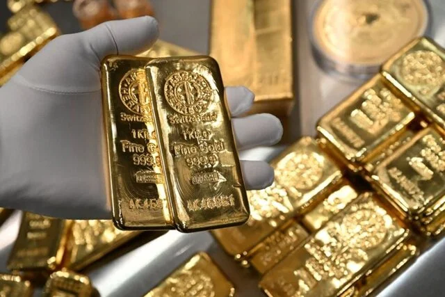 طلا در آستانه ثبت افزایش هفتگی؛ دلار همچنان ضعیف می‌ماند!