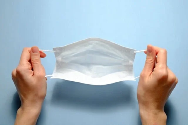 چرا باید ماسک‌تان را زودتر از همیشه تعویض کنید؟ کشف خطر پنهان میکروپلاستیک‌ها در نفس‌های ما